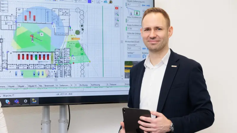 Bosch associate Björn Kockrick in front of video wall with security plans