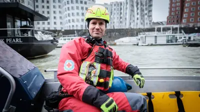 Bosch associate Björn Kockrick during his voluntary work for the water rescue of the DRK Düsseldorf