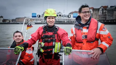 Bosch associate Björn Kockrick with colleagues on a boat of the water rescue DRK Düsseldorf