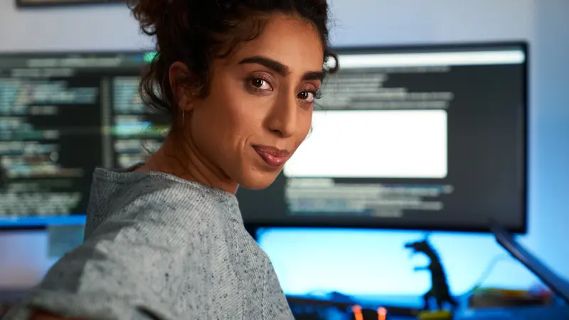 Bosch-Softwareentwicklerin schaut sich am Arbeitsplatz nach hinten um