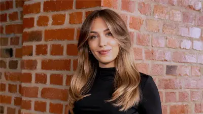 Mitarbeiterin im Büro lächelt in die Kamera