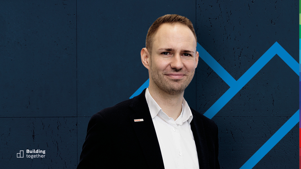 Bosch associate Björn Kockrick in front of video wall with security plans