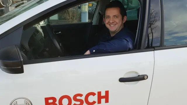 Bosch Servicetechniker vor seinem Firmen-Auto