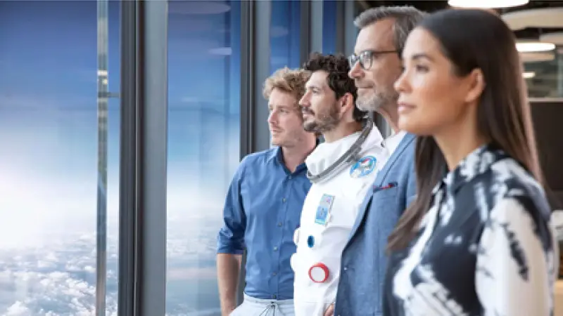 People looking out of the window together with the NEXOSPACE atronaut