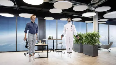 Ein Gebäudemanager und ein Datanaut schweben in einem Büro über dem Boden – als Visualisierung für erhöhte Sicherheit durch digitalen Brandschutz.