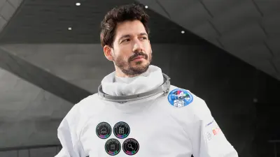 A datanaut symbolizes the digital services. The four badges on their spacesuit stand for the different Core Foundation Services