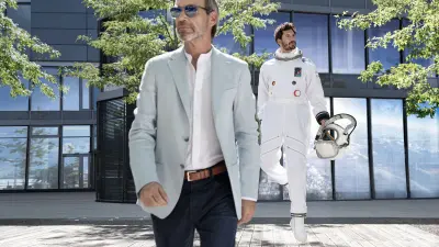 Ein Gebäudemanager vor einem modernen Gebäude. Im HIntergrund ist ein schwebender Datanaut zu sehen – als Visualisierung für digitalen Brandschutz