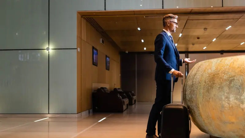 Mann checkt ein in einer Hotellobby