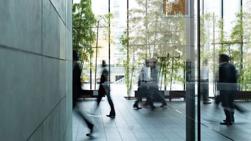 Menschen laufen durch ein Gebäude