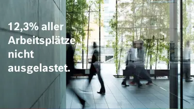 Innenansicht Bürogebäude mit großen Glasfronten und Passanten