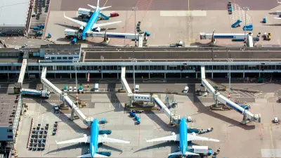 Blick von oben auf Terminal mit Fluggastbrücken zu Flugzeugen