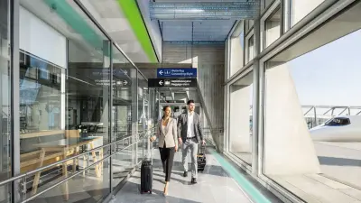 Reisende in einem Fluhafen Terminal, Blick aufs Rollfeld