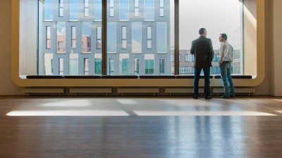 Männer an Glasfront: Bosch Energy and Building Solutions ist der zuverlässige Partner zahlreicher Branchen