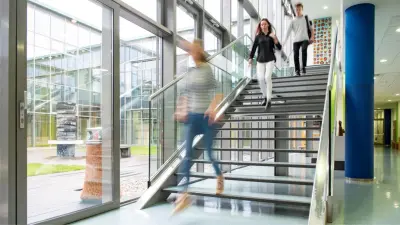 Studenten in einer zukunfsfähigen Bildungseinrichtung