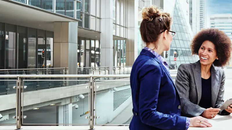 Hochleistungsrechner der Universität Paderborn in Gebäude X, in blau beleuchtet