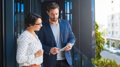 Mitarbeitende im Gespräch