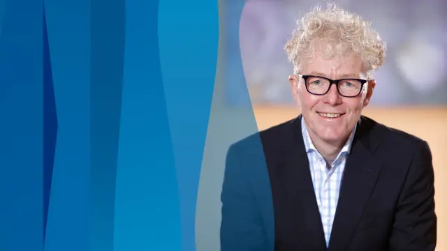 Frau betritt vernetztes Bürogebäude - Planung, Optimierung und Betrieb mit Cloud-Lösungen und Digital Twins