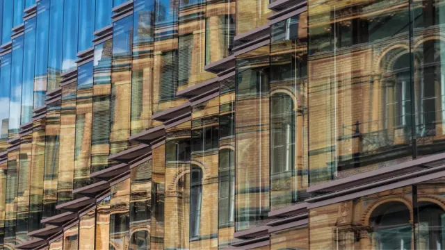 Modernisiertes Bestandsgebäude von außen