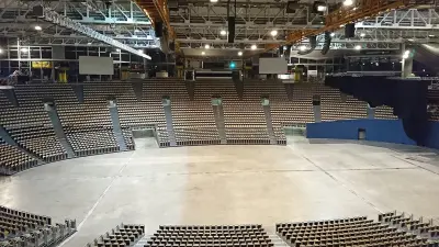 Innenansicht Olympiahalle mit leeren Rängen