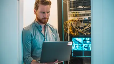 Techniker wartet ein Gebäudeautomationssystem 