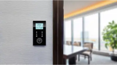 Ein Panel für die Automation von Räumen an der Wand eines Besprechungsraumes 