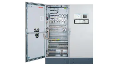 Produktionshalle für Schaltschränke, die bei der Gebäudeautomation eingesetzt werden