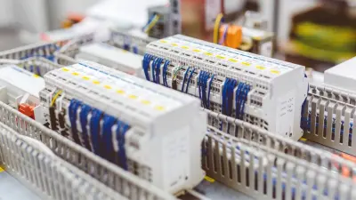 Nahaufnahme von Komponenten eines Schaltschranks 