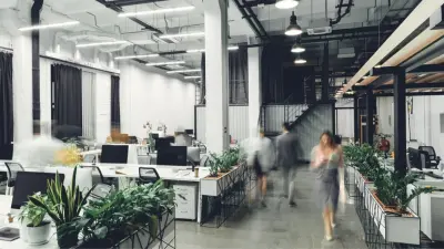 Mitarbeiter bewegen sich in einem modernen Büro