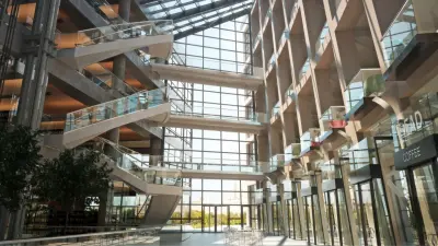 Modernes Gebäude von innen mit Glasatrium