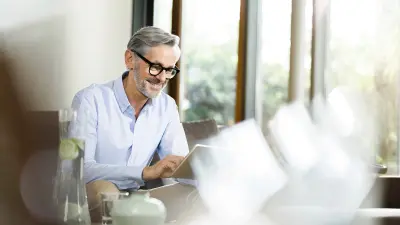 Kollegen unterhalten sich in einem automatisierten Gebäude