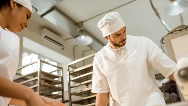 Frau und Mann in Backstube