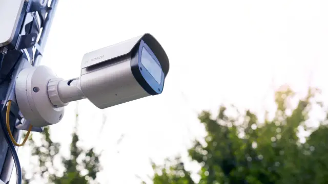 Eine videobasierte Branderkennung schützt Außenbereiche. 