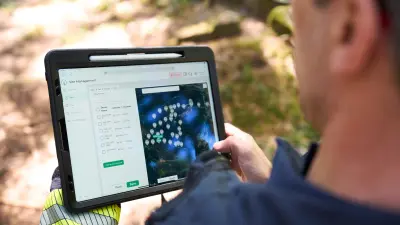 Ein Experte plant den Einsatz von Wildfire-Brandmeldern.