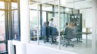 Solutions Mitarbeiter von Bosch Energy and Building beraten Kunden über digitale HR-Transformation