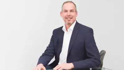 Bei einem Amokalarm bedarf es laut Norm einer Sprachkommunikation zwischen der auslösenden und hilfeleistenden Stelle – und genau das bietet das NGRS von Bosch. Löst eine Person in der Schule Amokalarm über einen NGRS-Melder wie einen Druckknopfmelder aus, sorgt das NGRS neben einer akustischen Alarmierung der Betroffenen dafür, dass automatisch die Sicherheitsleitstelle oder Polizei alarmiert wird. So wird wertvolle Zeit gespart. Der Hilfeleister, zum Beispiel die Polizei, erhält durch den Dialog mit der meldenden Person unmittelbar ein erstes Lagebild der Gefahrenlage vor Ort. Aus dieser Sprach-Verifikation sowie der exakten Identifikation des Auslöseortes im Gebäude leitet die Polizei erste Maßnahmen ab, um schnellstmöglich und gezielt vor Ort intervenieren zu können. Durch den Dialog zwischen Hilfeleister und meldender Person lassen sich zwar Fehlbedienungen im Vorfeld nicht verhindern, jedoch können mögliche Großeinsätze im Falle eines Fehlalarms direkt gestoppt werden.