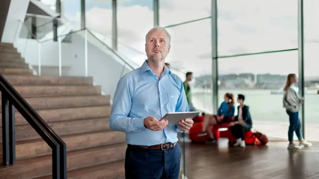 Mann mit Tablet an Treppenaufgang
