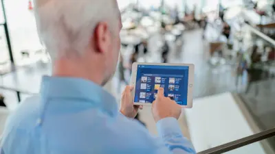 Eine Hand hält einen Stecker