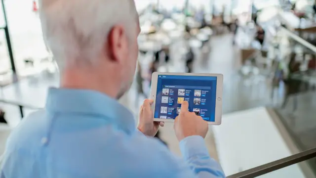 Eine Hand hält einen Stecker