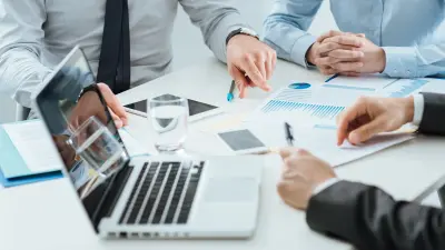 Besprechung mit drei Teilnehmern über Gebäudeplan