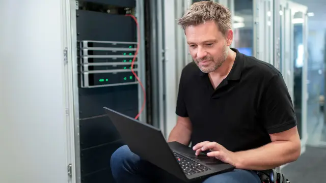 Mitarbeiter mit Laptop