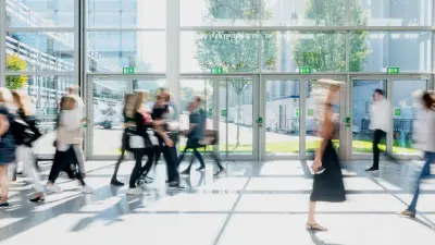 Eingangshalle eines großen Gebäudes mit vielen Menschen, Innenansicht