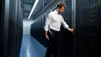 Mann an UGM 2040 – Systemschrank 