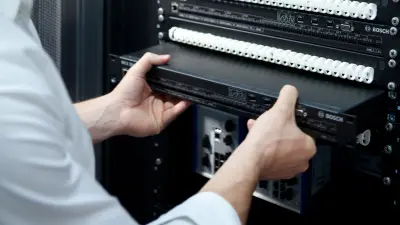 Mann baut modulare UGM 2040 zusammen