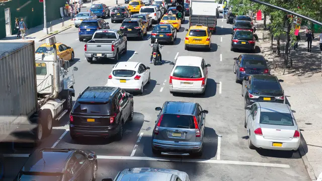 Vogelperspektive auf vierspurige Verkehrsstraße mit vielen Autos