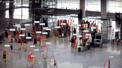 Videoüberwachung des Eingangsbereichs eines Flughafens, wobei die Kamera einzelne Personen zählt.