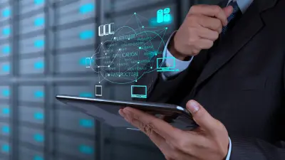 Mann im Anzug mit Tablet in der Hand, darüber Holografie einer Cloud für das Videomanagement