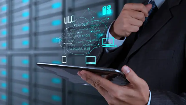 Mann im Anzug mit Tablet in der Hand, darüber Holografie einer Cloud für das Videomanagement