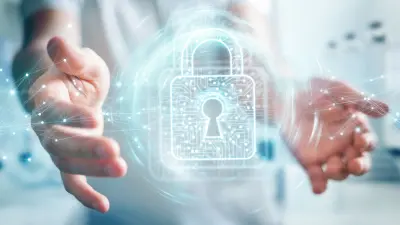 Zwei Hände halten ein Hologramm von einem geschlossenen Schloss in der Hand, sinnbildlich für die Datensicherheit bei der Videoüberwachung.