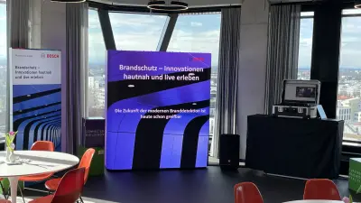 Bosch Building Innovations Tour 2025, zwei Männer in einem futuristischen Gebäudegang