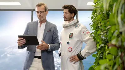 Astronaut udn Mann mit Tabllet